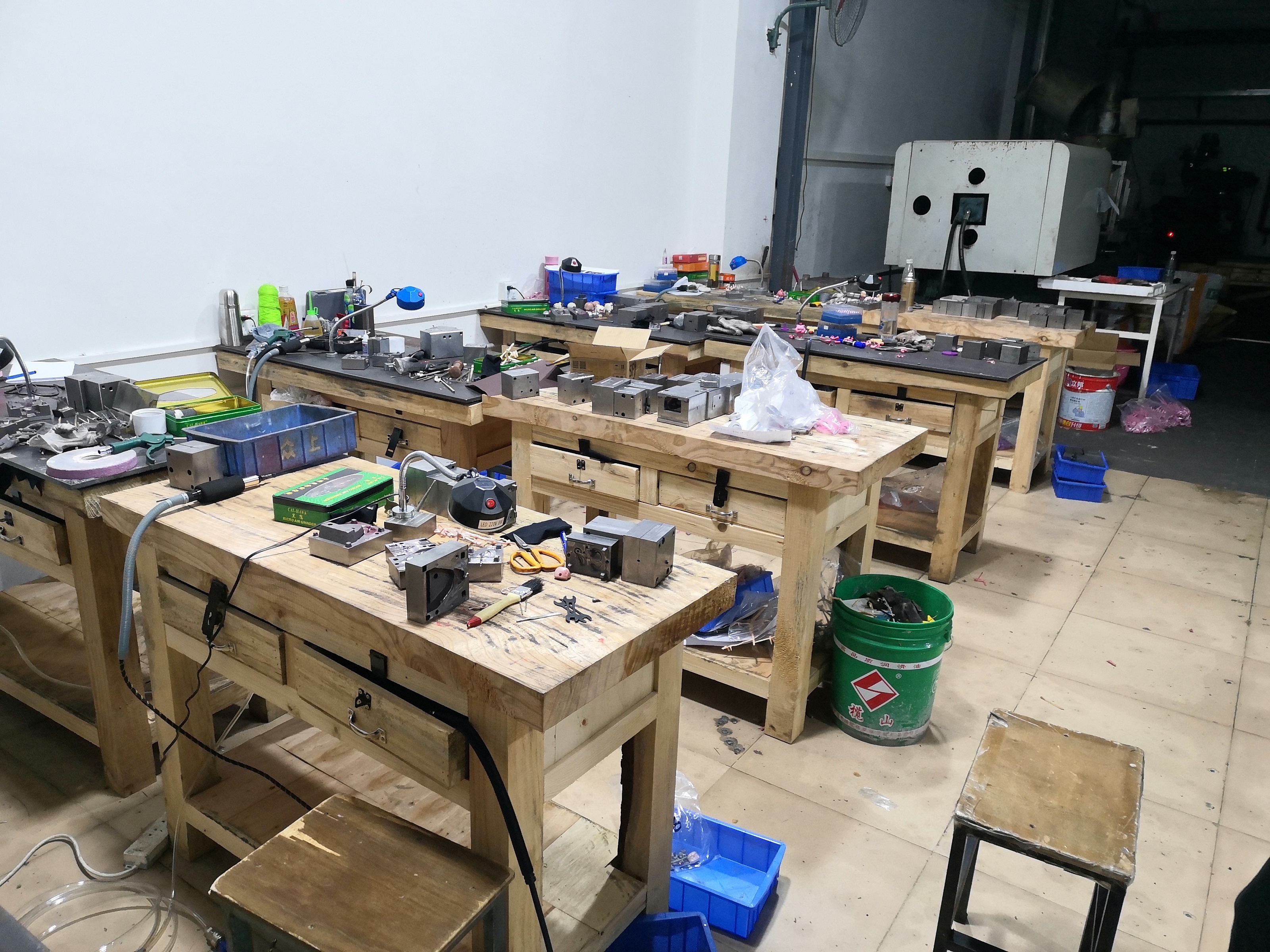 Heavy-duty wooden fitter table - Heavy Equipment Fitter avis et prix